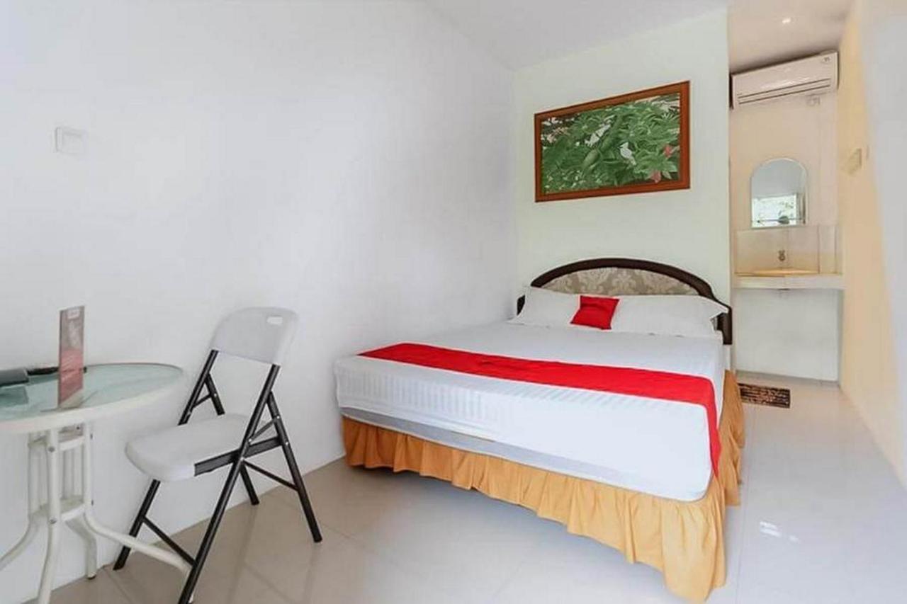 Hotel RedDoorz near RS Mitra Keluarga Depok Zewnętrze zdjęcie